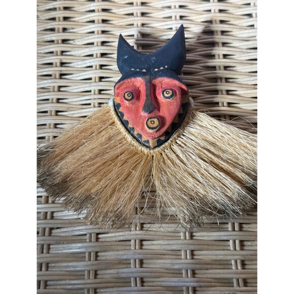 Vintage 60's Mini African Folk Art Wall Mask Carved Wood With Straw Collar - Picture 10 of 11